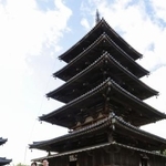 　世界遺産・法隆寺の五重塔前で握手する高市首相（左）と韓国の李在明大統領＝１４日午前、奈良県斑鳩町（代表撮影）