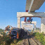 　タイ東北部ナコンラチャシマ県で脱線し横転した列車＝１４日（タイ運輸省提供、ロイター＝共同）