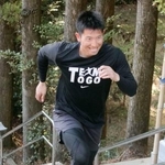 　練習を公開し、神社の石段を駆け上がる巨人・戸郷＝宮崎県延岡市の今山八幡宮