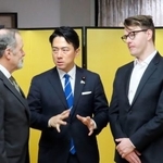 　米国の防衛産業関係者と意見交換する小泉防衛相（中央）＝１３日、米ロサンゼルス（共同）