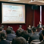 　名古屋市内の学習塾で開かれた、盗撮を防ぐための研修会＝１４日午前