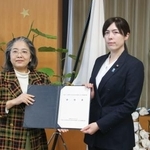 　外国人政策に関する有識者会議の意見書を受け取る、小野田担当相（右）＝１４日午前、東京・永田町の中央合同庁舎