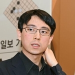 　第３０回ＬＧ杯決勝３番勝負の第２局で韓国の申旻ジュン九段に敗れ、記者団の取材に応じる一力遼五冠＝１４日、ソウル（共同）