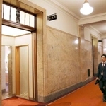 　衆院本会議場の入り口付近のトイレ＝２０２５年１２月