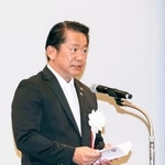 　「尖閣諸島開拓の日」の式典であいさつする沖縄県石垣市の中山義隆市長＝１４日午後、石垣市