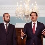 　アルメニアのミルゾヤン外相（左）と共に記者団に話すルビオ米国務長官＝１３日、米ワシントン（ＡＰ＝共同）