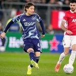 　ＡＺアルクマール戦でパスを出すアヤックスの板倉（左）＝アルクマール（共同）