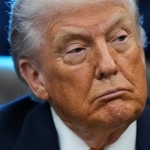 　１４日、ワシントンのホワイトハウスで執務を行うトランプ米大統領（ＡＰ＝共同）