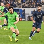 　ホッフェンハイム戦の後半、ゴールを決めるボルシアＭＧの町野（左）＝ジンスハイム（共同）