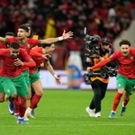 　ナイジェリアとのＰＫ戦を制し、決勝進出を決めたモロッコの選手たち＝１４日（ＡＰ＝共同）