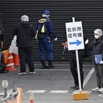 　横浜ゴム三島工場を調べる静岡県警の捜査員ら＝２０２５年１２月２７日、静岡県三島市