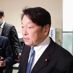 　取材に応じる自民党の小野寺税調会長＝１５日午前、東京・永田町の党本部