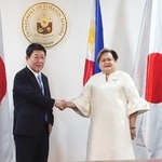 　会談前に握手する茂木外相（左）とフィリピンのラザロ外相＝１５日、マニラ（共同）