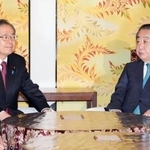 　党首会談に臨む立憲民主党の野田代表（右）と公明党の斉藤代表＝１５日午後、国会