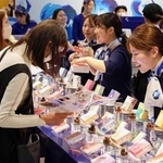 　バレンタイン催事「アムール・デュ・ショコラ」の先行販売で品定めをする買い物客（左）＝１５日午後、名古屋市のジェイアール名古屋高島屋