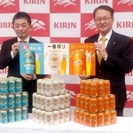 　酒税改正に合わせた戦略を発表したキリンビールの堀口英樹社長（右）＝１５日午後、東京都中央区