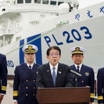 　視察後、報道陣の取材に応じる金子国交相（中央）＝１５日午後、沖縄県石垣市