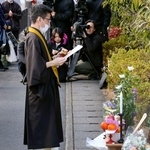 　事件現場で営まれた法要＝１５日午後、京都市左京区