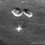 　米カリフォルニア州沖の海面に着水する、油井亀美也飛行士ら搭乗の宇宙船クルードラゴン＝１５日（ＮＡＳＡの中継から）