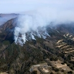 　延焼が続く山梨県の扇山＝１５日午前１１時１９分、大月市（共同通信社ヘリから）