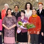 　女性の駐日大使らと面会し、記念写真に納まる高市首相（手前中央）ら＝１５日午後、首相官邸