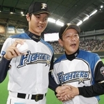 　２０１３年６月、プロ初勝利を挙げた日本ハムの大谷（左）と監督の栗山英樹さん＝札幌ドーム