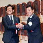 　野球殿堂入りが決まり原辰徳さんに祝福される栗山英樹さん（左）＝１５日、東京都内