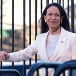 　トランプ米大統領との会談を終え、ホワイトハウスを後にするベネズエラの野党指導者マチャド氏＝１５日、ワシントン（ＡＰ＝共同）