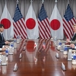 　１５日、米ワシントン近郊の国防総省で、ヘグセス国防長官（右手前）と会談する小泉進次郎防衛相（ＡＰ＝共同）