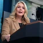 　医療保険制度改革計画などについて話す米ホワイトハウスのレビット報道官＝１５日、ワシントン（ゲッティ＝共同）