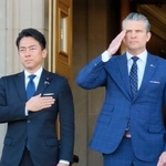 　米国防総省でヘグセス国防長官（右）との会談に臨む小泉防衛相＝１５日、ワシントン近郊（共同）