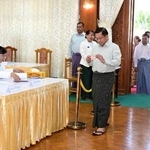 　ミャンマー・ネピドーの投票所で投票する軍政トップのミンアウンフライン国軍総司令官（中央）＝２０２５年１２月（軍当局提供、ロイター＝共同）