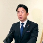 　記者会見する小泉防衛相＝１５日、ワシントン近郊（共同）