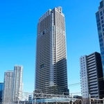 　新橋-浜松町間で停車したＪＲ京浜東北線の車両から降りて線路を歩く乗客＝１６日午前１０時４分、東京都港区