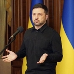 　３日、ウクライナ大統領府で記者団に語るゼレンスキー大統領＝キーウ