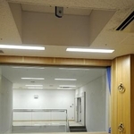 　報道機関に公開された東京拘置所の刑場の「執行室」。下は踏み板＝東京・小菅