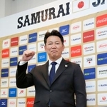 　ＷＢＣ出場メンバーの一部を追加発表し、ポーズをとる野球日本代表の井端弘和監督＝１６日、東京都内