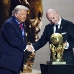 　昨年１２月、サッカーＷ杯北中米３カ国大会の組み合わせ抽選会でＦＩＦＡ創設の「平和賞」に選ばれ、インファンティノ会長（右）と握手を交わすトランプ米大統領＝米ワシントン