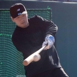 　練習を公開し、打撃練習する巨人・岸田＝川崎市