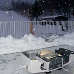 　スキー場のリフト設備を点検するドローン。右下は格納ドック＝１６日、栃木県那須塩原市