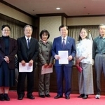 　危険運転致死傷罪の飲酒要件に関する要望書を平口法相（右から４人目）に提出した遺族ら＝１６日、法務省