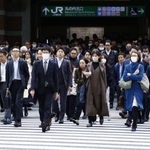 　通勤する人たち＝ＪＲ東京駅前