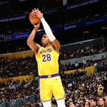 　ＮＢＡのホーネッツ戦でシュートを放つレーカーズの八村＝ロサンゼルス（ＮＢＡＥ・ゲッティ＝共同）