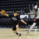 　ＮＢＡ下部Ｇリーグのクリッパーズ戦前に練習するブルズの河村勇輝（左）＝１５日、米カリフォルニア州オーシャンサイド（共同）