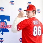 　米大リーグ、フィリーズとマイナー契約を結び、ポーズをとる誉高のモレチ・アレシャンドレ投手＝１６日、愛知県小牧市