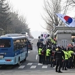 　１６日、ソウル中央地裁へ向かう、前大統領の尹錫悦被告を乗せたとみられる車両（共同）