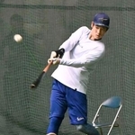 　自主トレで打撃練習する中日・上林＝沖縄県宜野座村