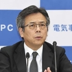 　記者会見する電気事業連合会の林欣吾会長。同日付での辞任が発表された＝１６日、東京都千代田区