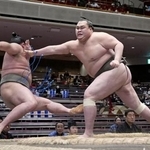 　大相撲初場所６日目、ＪＲ遅延のため順番をずらす措置が取られた取組で、貴正道（右）が突き倒しで醍醐山を破る＝１６日、両国国技館
