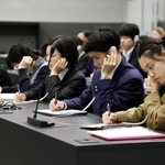 　スイス・ジュネーブで、軍縮会議の内容を聞いてメモを取る高校生平和大使ら＝２０２５年９月（共同）